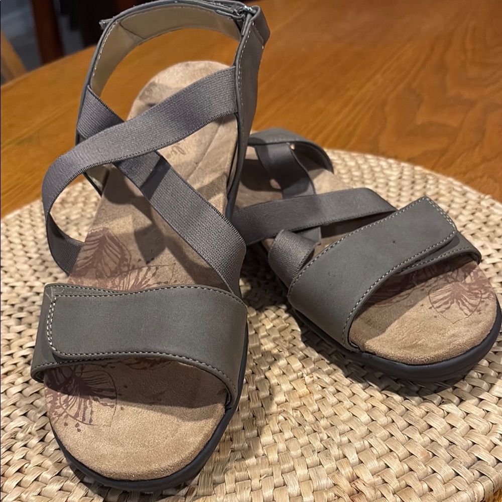 Soft Style sandals, adjustable brown straps, very good condition, size 8